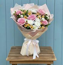 Букет цветов из:  Гвоздики, Орхидеи и Розы в Большое Болдино