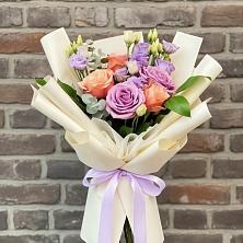 Букет цветов из:  Лизиантусы и Розы в Большое Болдино