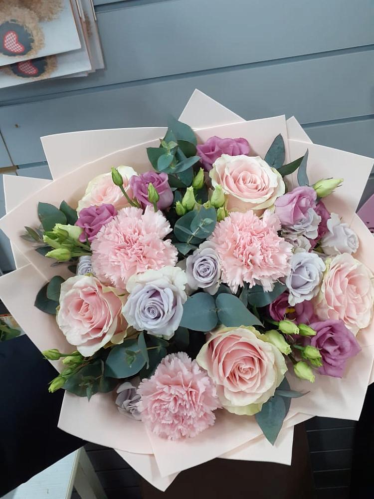 Букет цветов из: Розы, Гвоздики и Лизиантусы в Большое Болдино